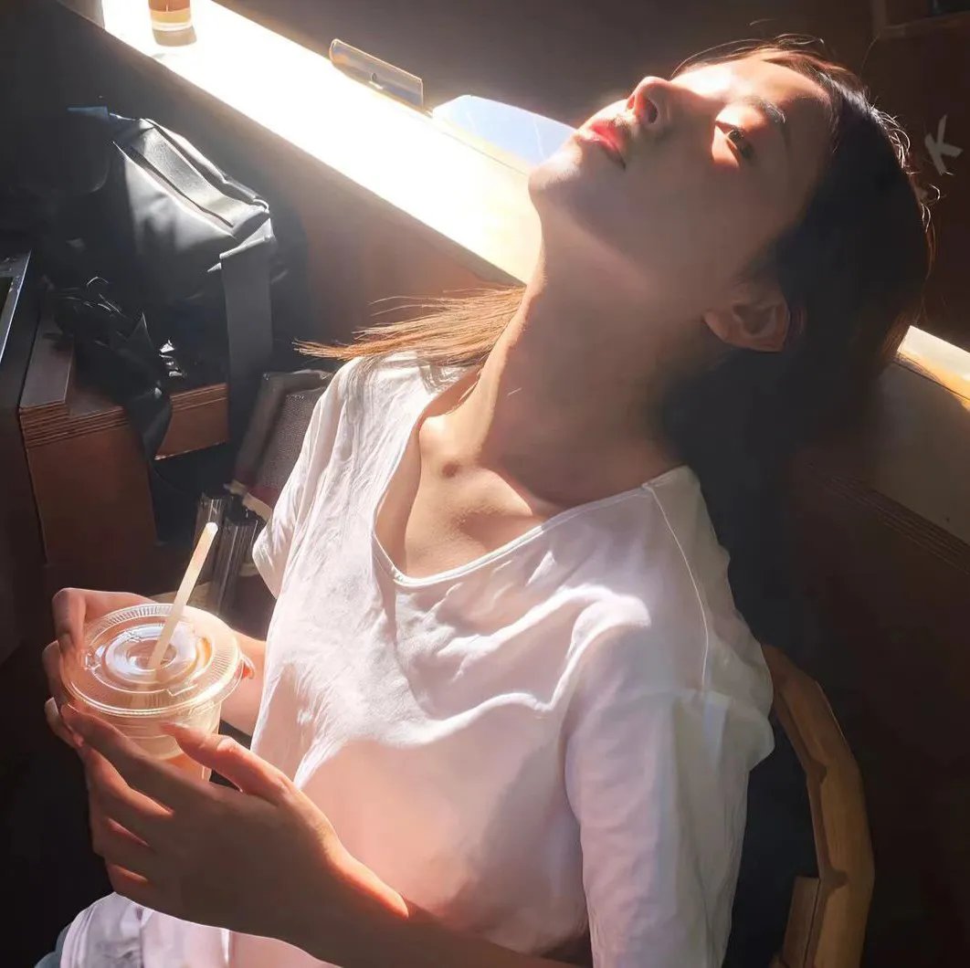 向天真的女生投降